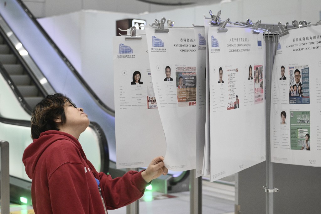 市民踴躍投票。 市民踴躍投票。