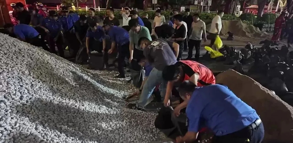 廣西南寧北大橋出現地陷及塌陷,1300多人連夜搶修。 廣西南寧北大橋出現地陷及塌陷,1300多人連夜搶修。