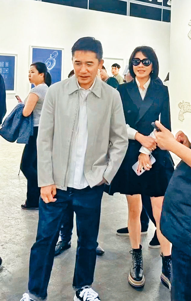 面對群眾目光,偉仔一如既往露出羞澀表情。