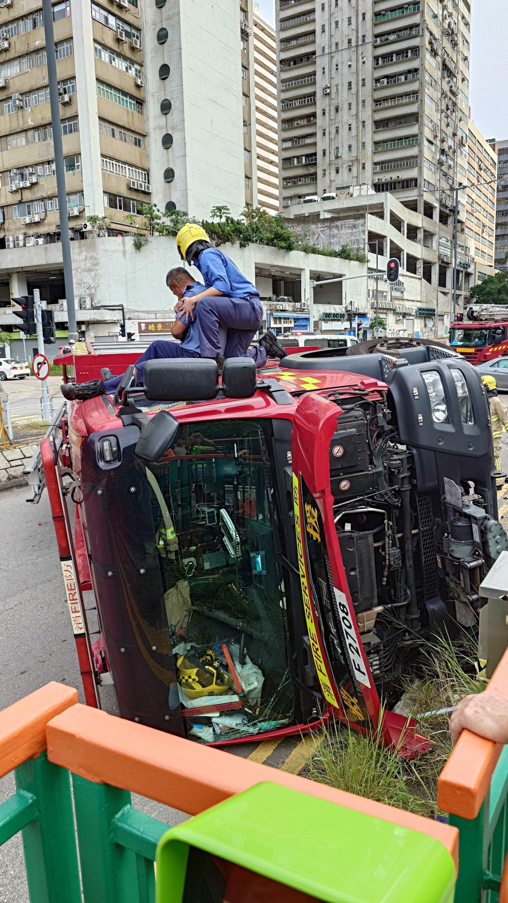 消防車被撞翻側。fb:車cam L(香港群組) 消防車被撞翻側。fb:車cam L(香港群組)