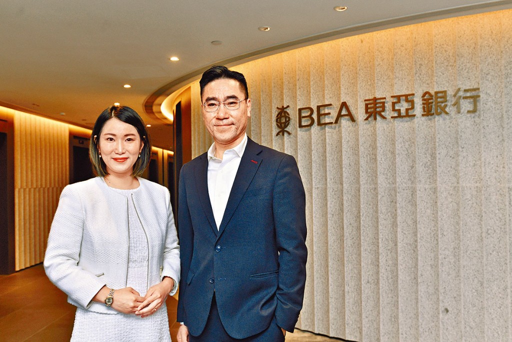 關永興(右)表示,過去3年,即使在疫情期間,中小企業務仍穩步增長。左為林嘉慧。