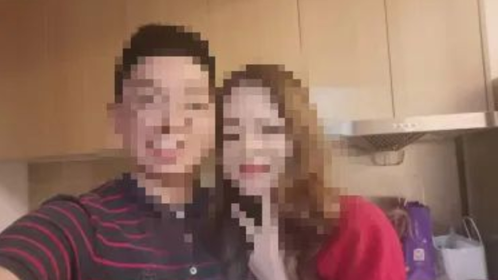 被前妻举报出轨女同事，广东国企中层领导遭停职调查。图为黄某与张某在2021年6月的合影