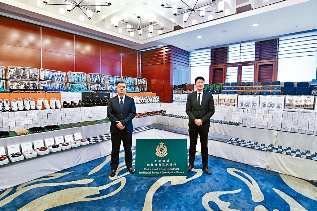 海關版權及商標調查科版權及商標跨境調查組指揮官楊元昇(左),及第三隊調查主任梁卓暉(右)交代案情。