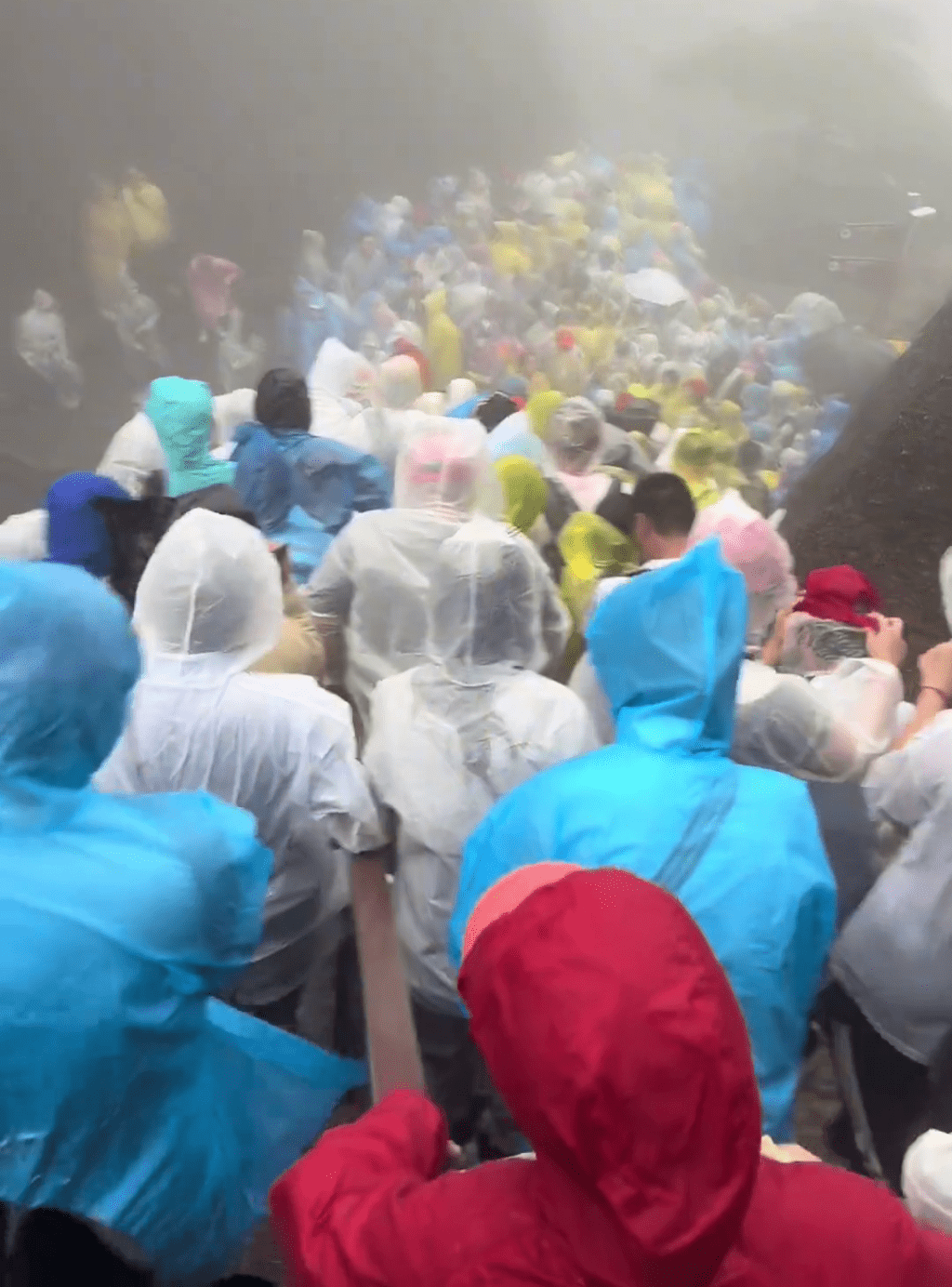 颱風白海豚為黃山帶來大風雨,纜車停擺下數百旅客冒雨「打蛇餅」落山。 抖音 颱風白海豚為黃山帶來大風雨,纜車停擺下數百旅客冒雨「打蛇餅」落山。 抖音
