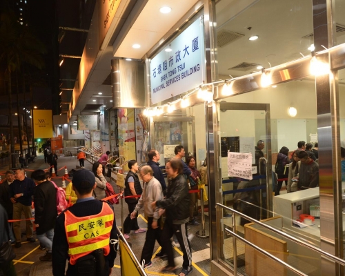 石塘咀票站入夜後有選民排隊等投票