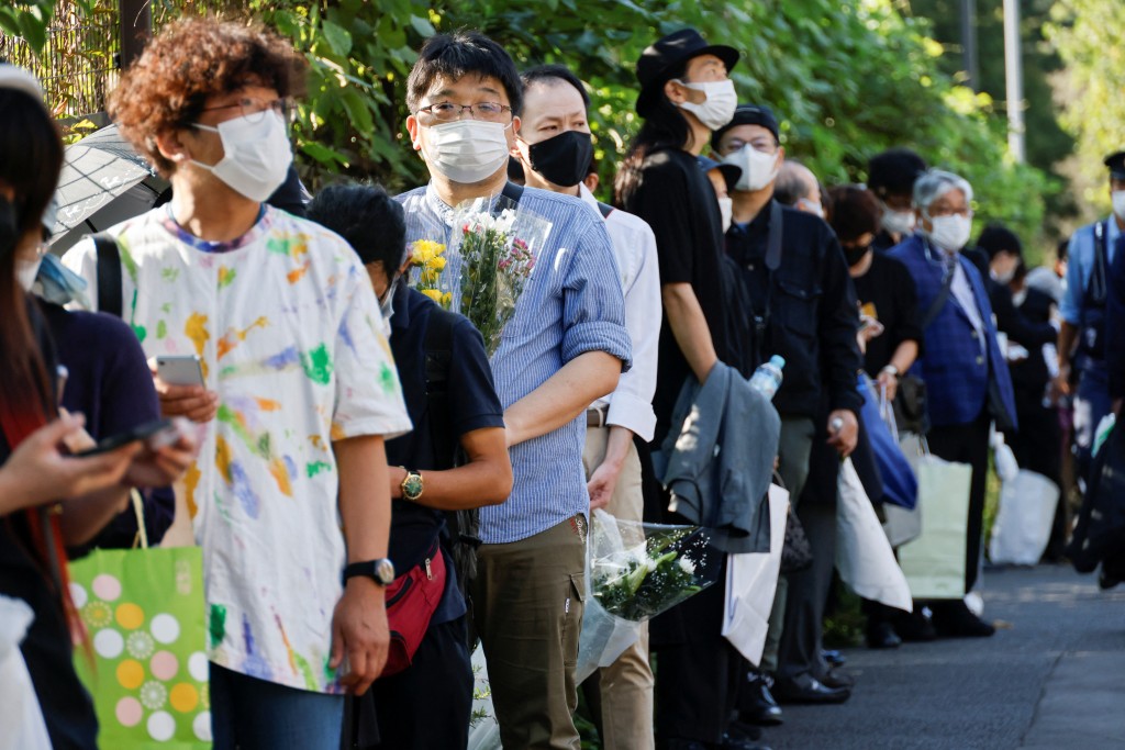 持鮮花的哀悼者排隊前往日本武道館附近的為前首相安倍晉三獻花。路透