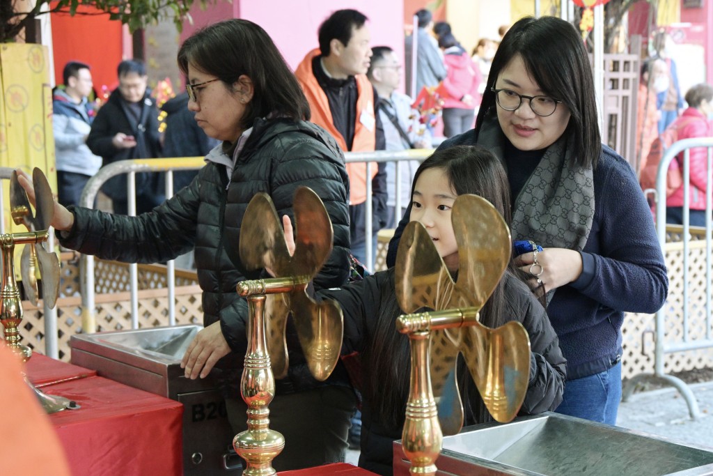 市民到车公庙转风车祈求好运。资料图片