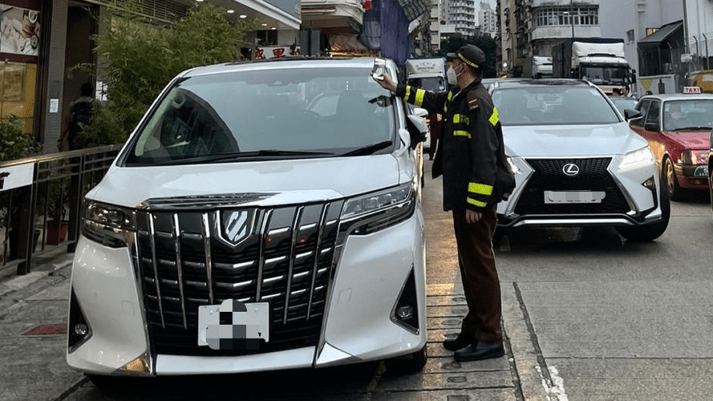 警方聯同食環署在油麻地進行聯合行動,打擊阻街及交通違例事項。警方提供