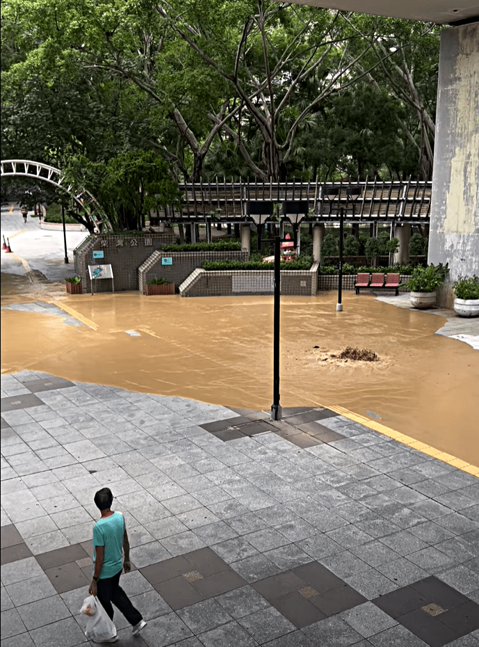 柴灣公園爆水管。fb：柴灣小西灣關注組 2.0