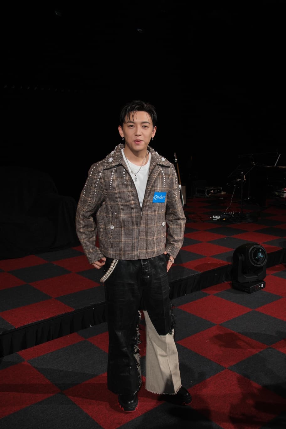 MC在將軍澳錄影ViuTV節目《Chill Club》。