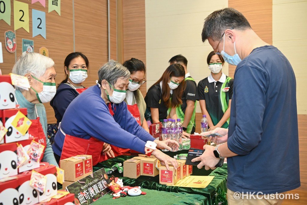 活动发扬香港海关与社会各界携手送上温暖及燃点希望的助人精神。海关Facebook图片
