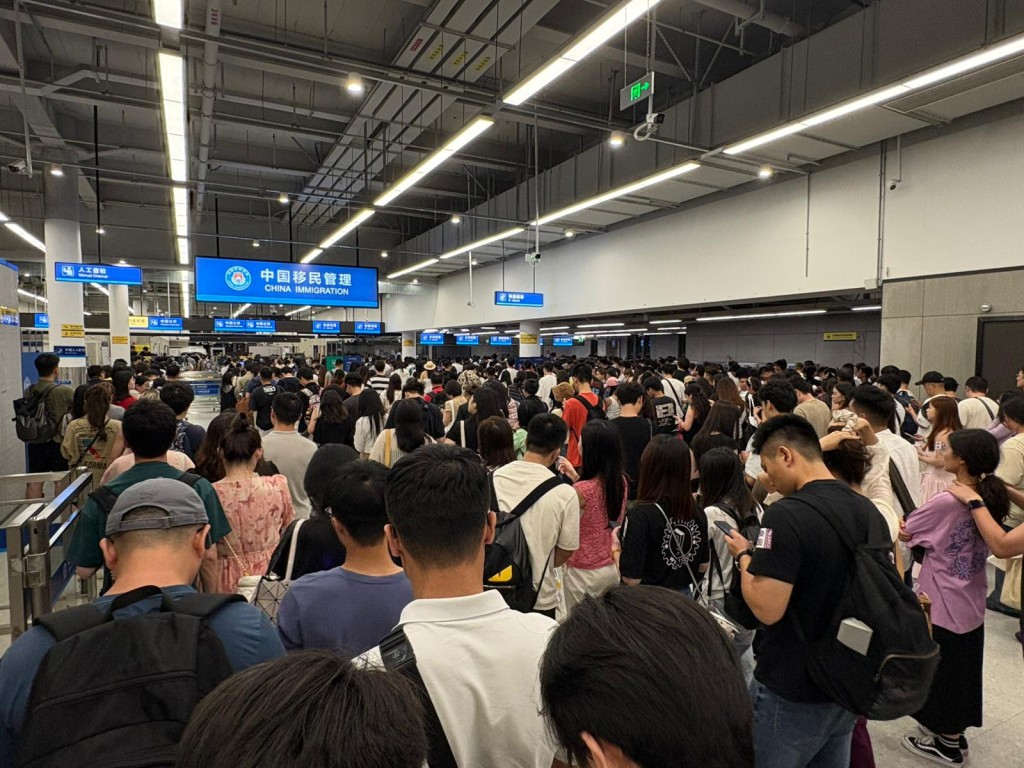 最少有300人在關口等候過關。黃子龍攝