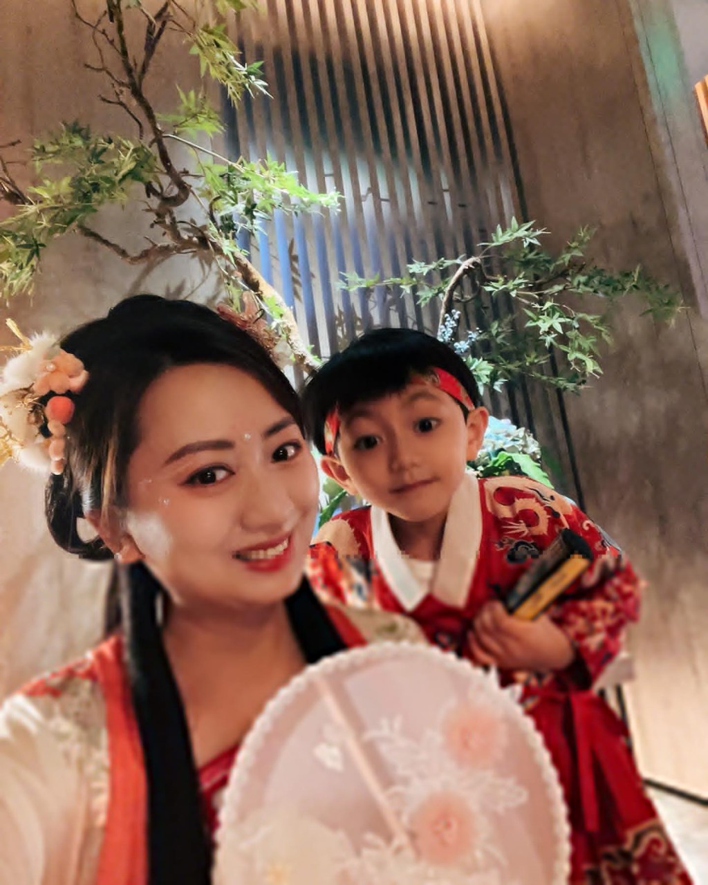 汪琳細仔樣子精靈，帶有媽媽的影子。