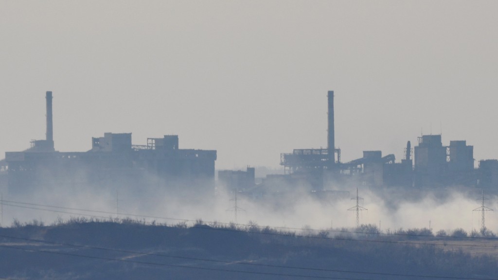 2 月15 日，阿夫迪夫卡（Avdiivka）一間化工廠附近冒出濃煙。 路透社