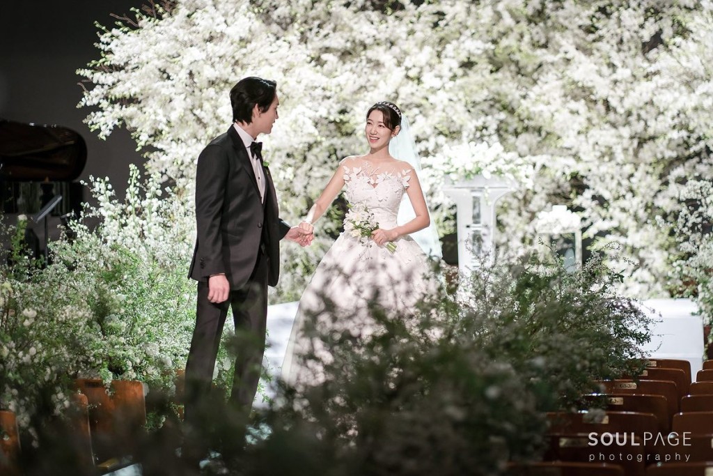 朴信惠1月底與崔泰俊奉子成婚。