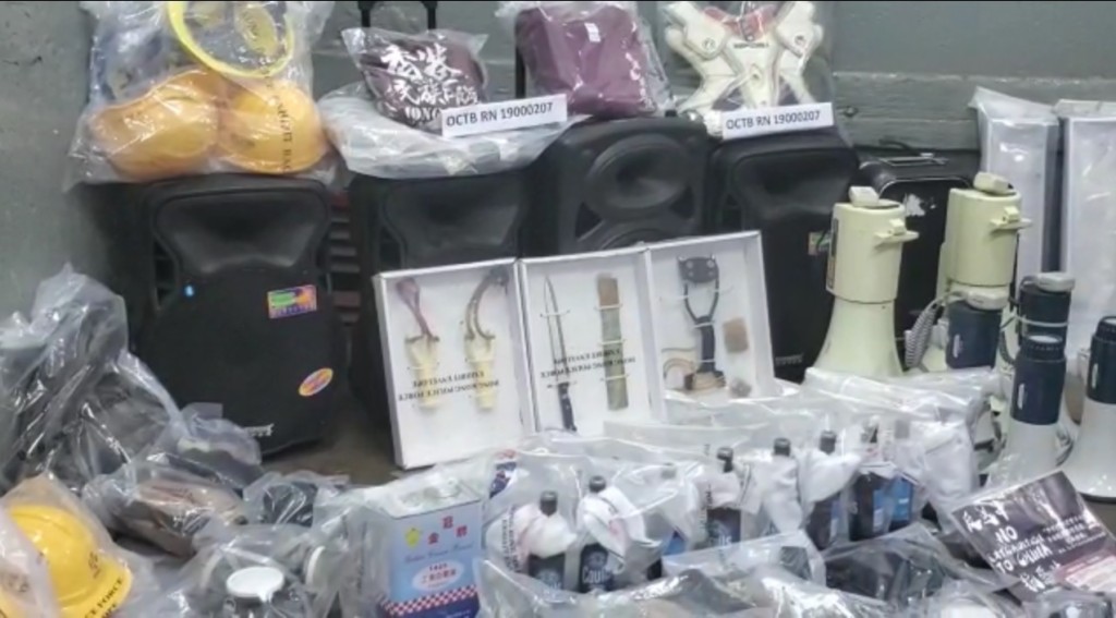 在警方檢獲的證物中,包括反對修例的單張及寫有「香港民族陣綫」的衣服。