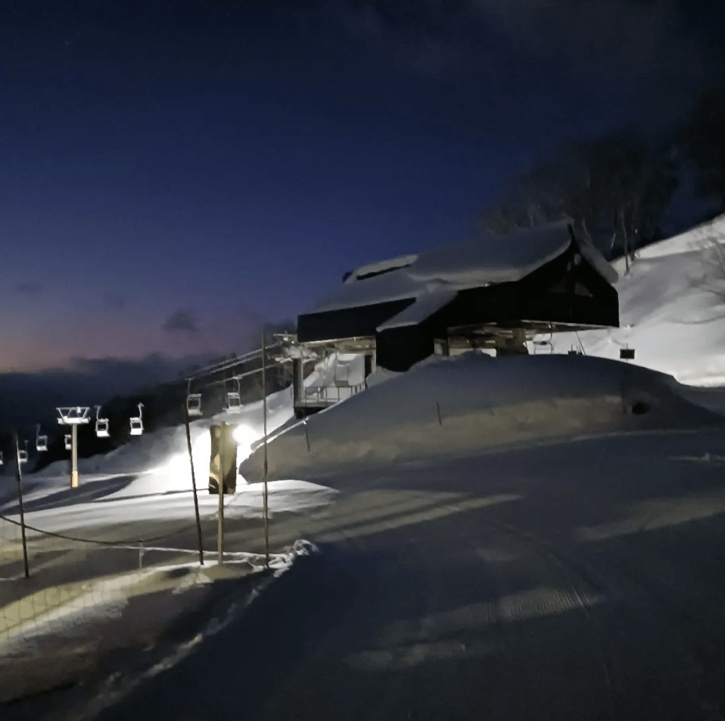 日本長野縣小谷村栂池高原度假村滑雪場，日前發生罕見致命纜車事故。IG@tsugaike_kogen