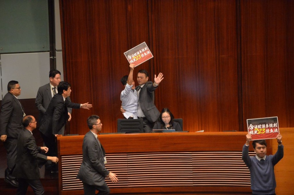 民主派議員示威。