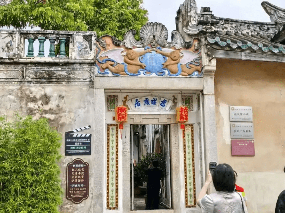 游客们在起凤陈公祠前拍照游览。 红星新闻 游客们在起凤陈公祠前拍照游览。 红星新闻