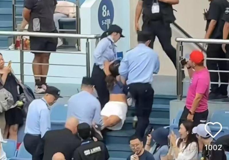 酒後喧嘩炫耀外籍護照，女球迷被抬走。 小紅書
