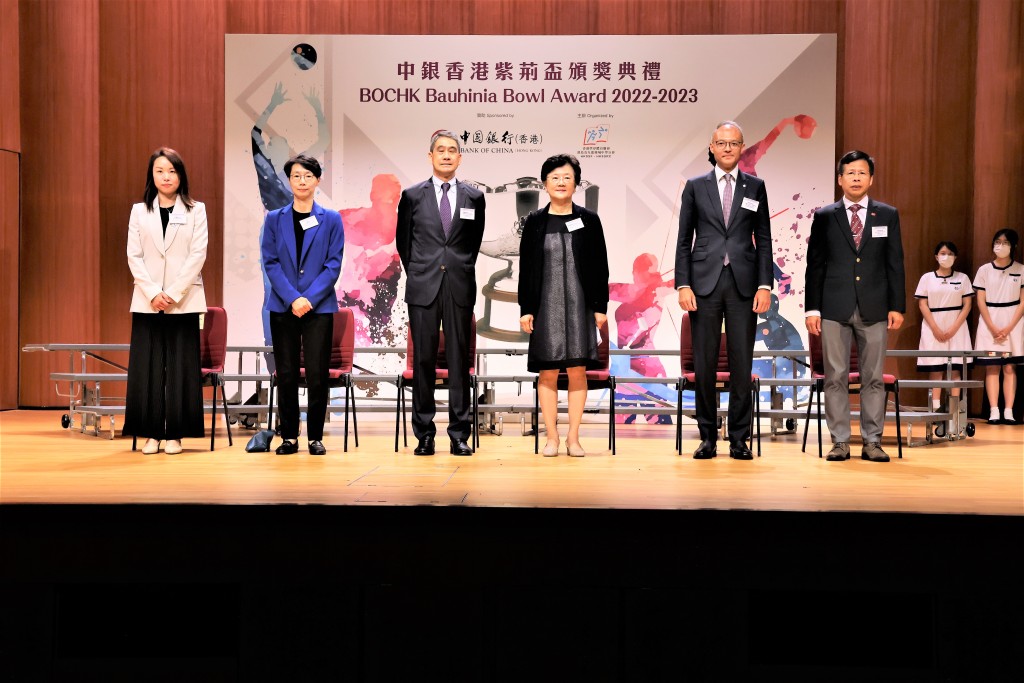 體院主席鄧竟成（左三）為今次頒獎禮嘉賓之一。（陸永鴻攝）