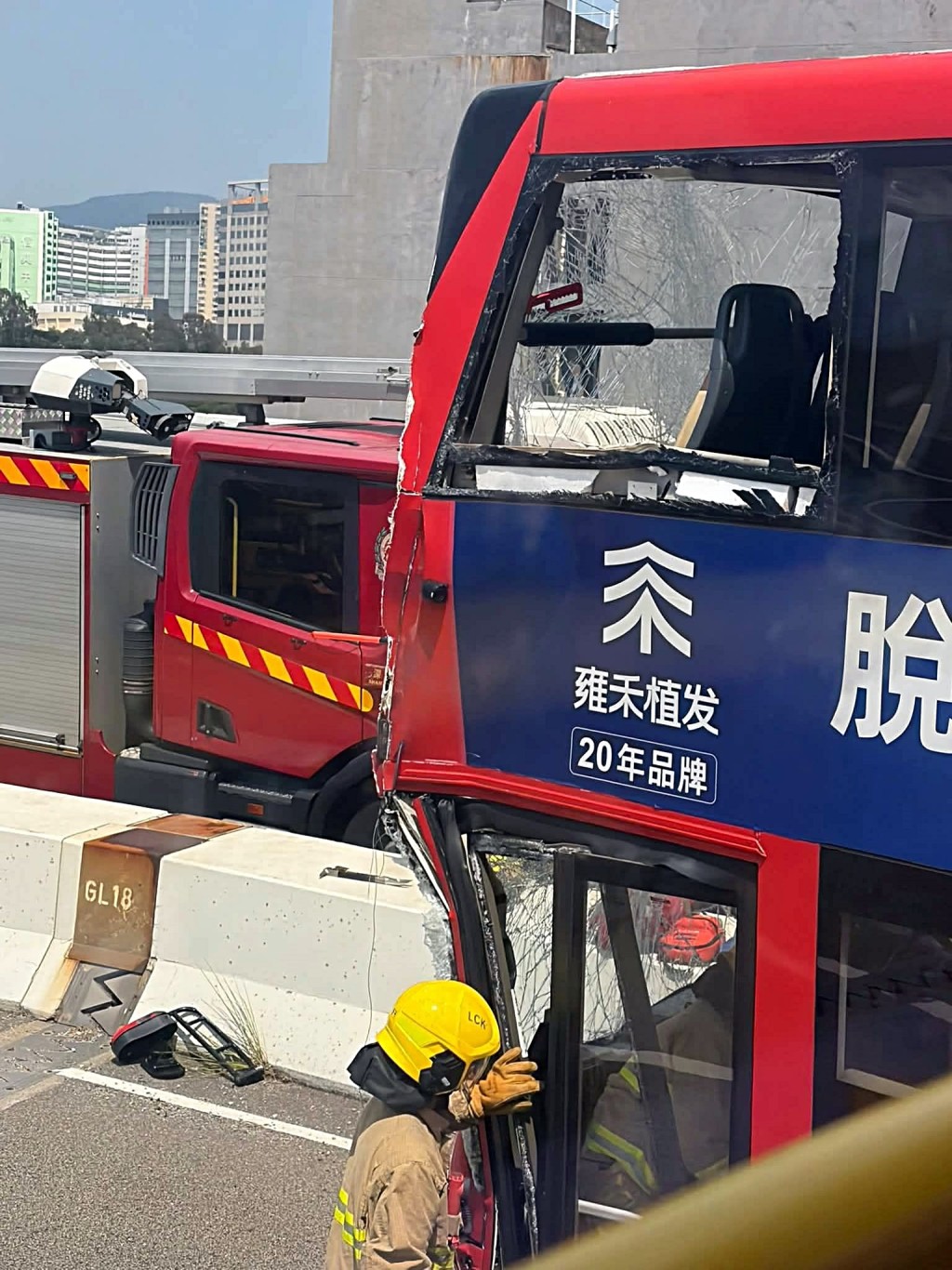 涉事巴士車頭損毀。網圖 涉事巴士車頭損毀。網圖