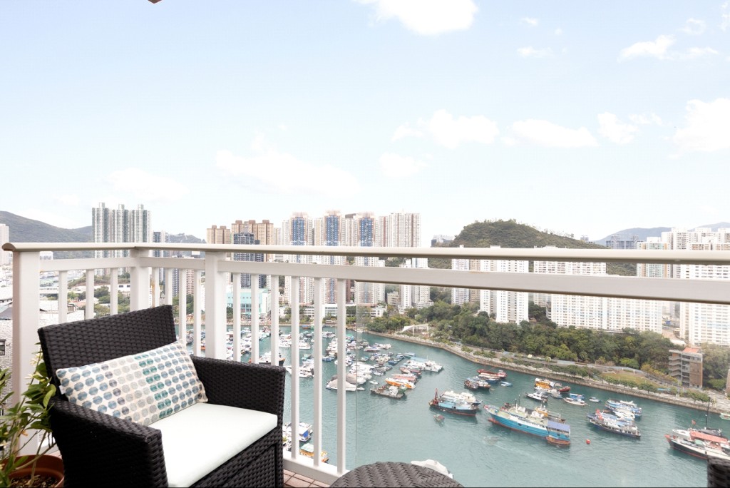 露台前臨香港仔避風塘，可享漁港景致，充滿悠閒氣息。