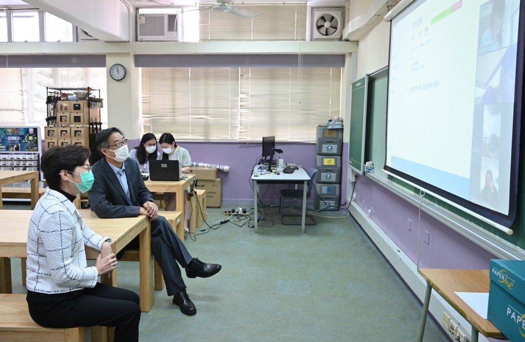 林鄭月娥到訪仁濟醫院王華湘中學。