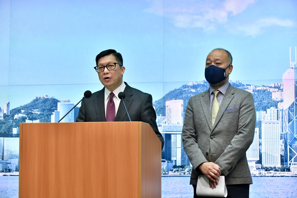 保安局局长邓炳强（左）。卢江球摄