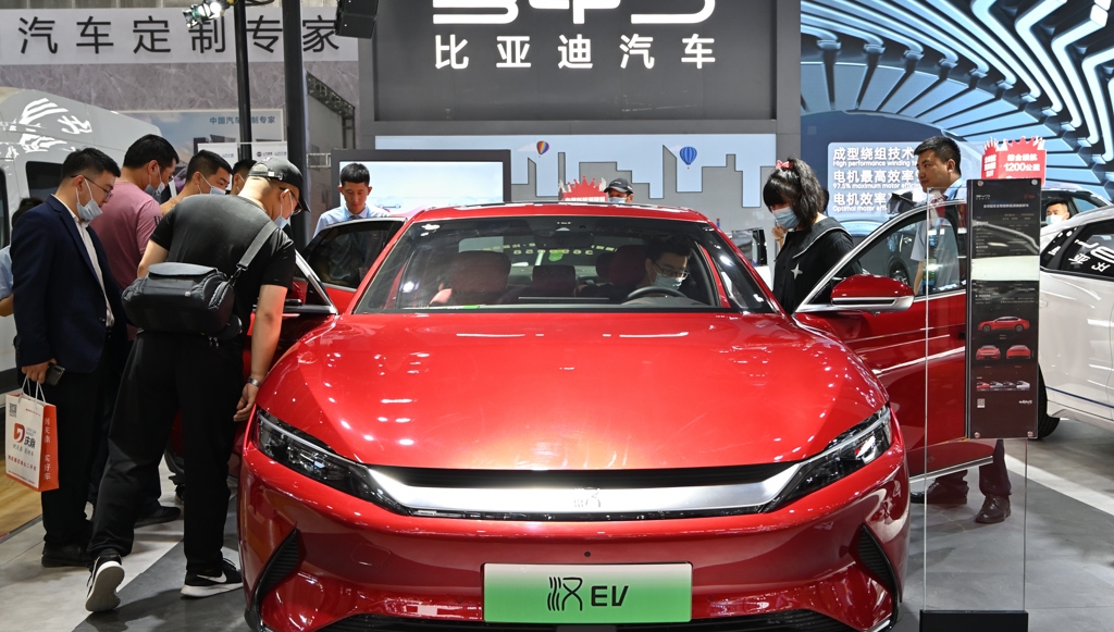 中国电动汽车技术和销量领跑全球。