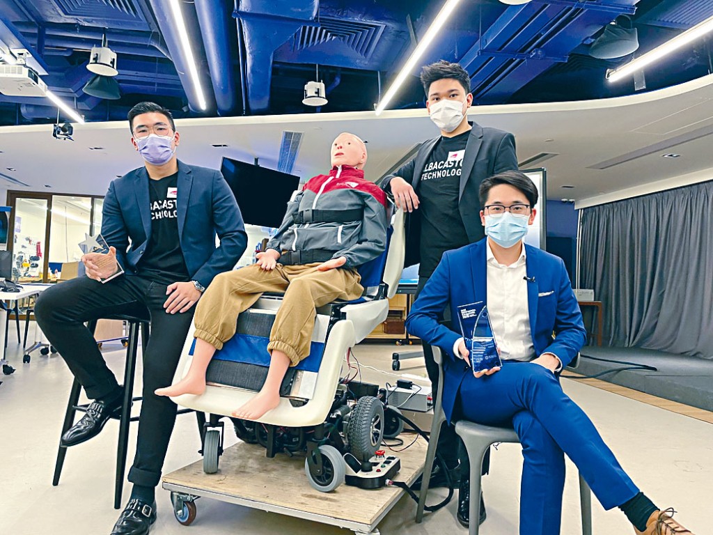 林華盛（右）指，使用智能醫護機械椅的行動不便人士及長者，毋須旁人協助，便可從輪椅安全轉移到牀上。