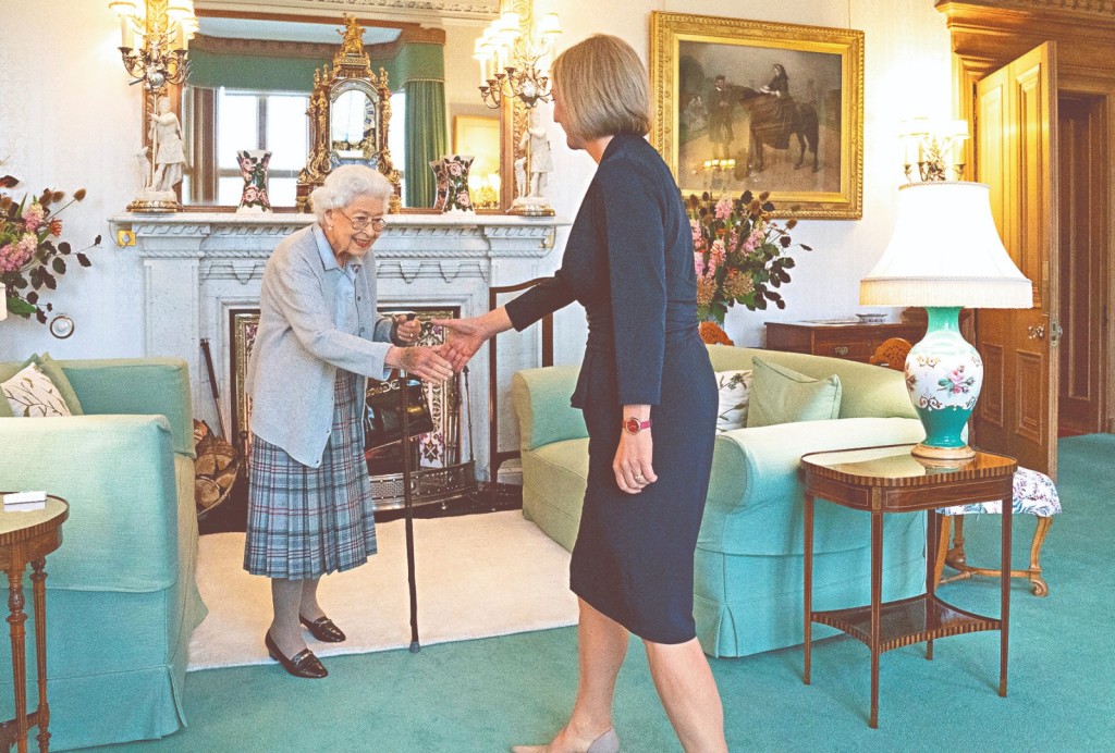 女皇6日仍接见卓慧思，并任命她为新任首相。