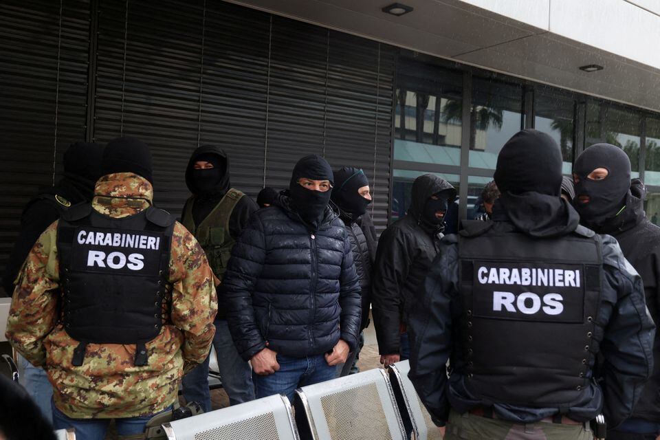 意大利巴勒莫警察押解一名黑手党头目。路透社