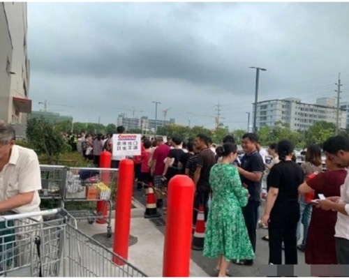 超平茅台進駐，Costco再現排隊人潮。網圖
