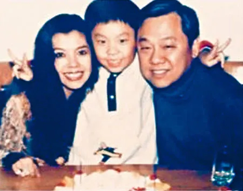 趙欣瑜(左)和葉選廉(右)及兒子葉德中三人的合影。網圖 趙欣瑜(左)和葉選廉(右)及兒子葉德中三人的合影。網圖