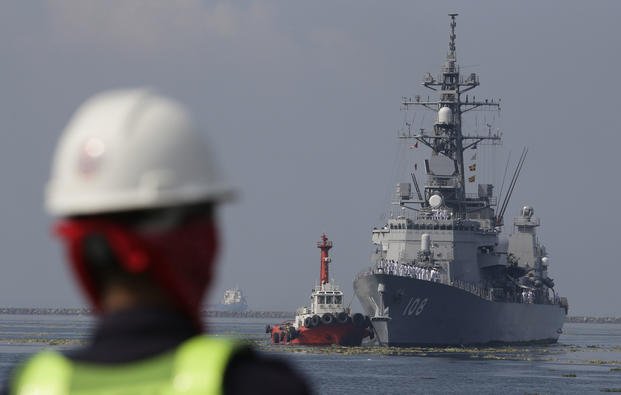 美澳日菲日前首次在南海舉行聯合軍事演習。圖為日本村雨級護衛艦。美聯社