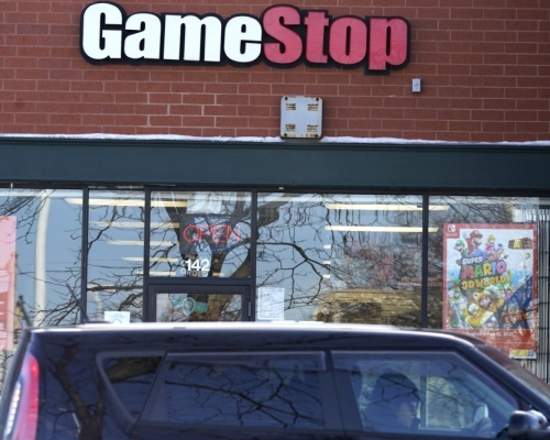 GameStop（GME）觸發美國散戶集合力量「挾爆淡倉」對抗華爾街大鱷，成為全球熱話。AP
