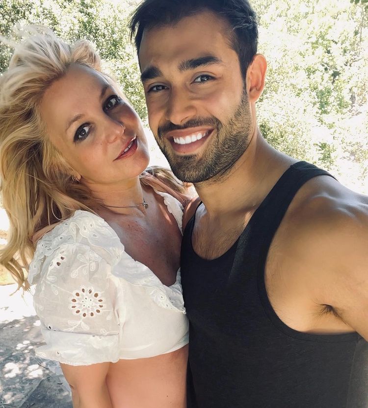 Britney指在監護權下,不能跟男友Sam(右)結婚及生小孩,更被迫在子宮裝上避孕儀器。