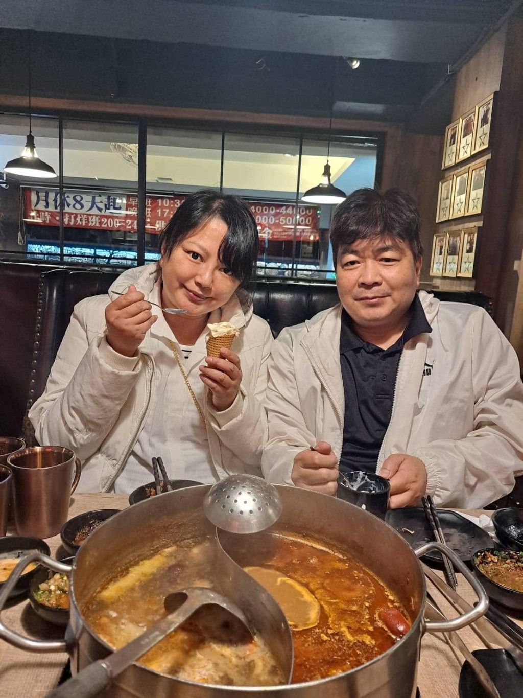 傅天穎大啖食雪糕歎火鍋,身穿厚外套難掩臃腫身軀。 傅天穎大啖食雪糕歎火鍋,身穿厚外套難掩臃腫身軀。