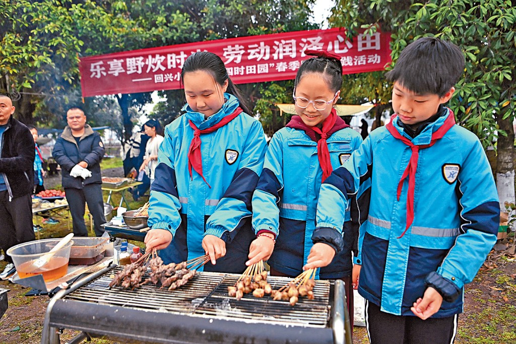 多地今年首設學校「春假」。圖為重慶小學生近日開展戶外燒烤活動。