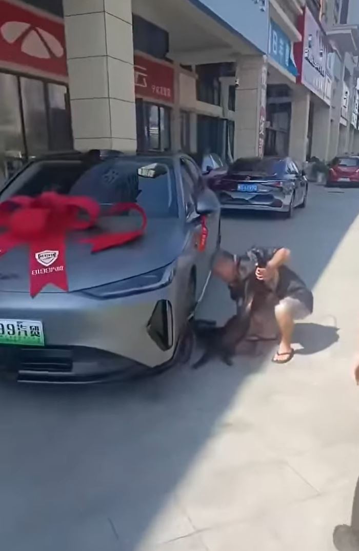 男子繞着新車疑灑上狗血。