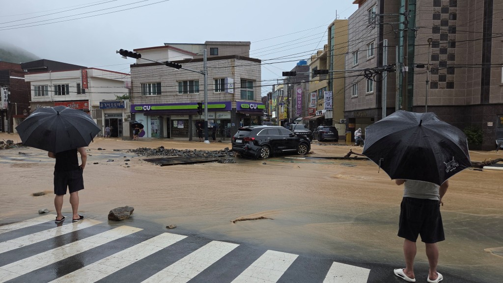 現時巨濟市多處道路淹水、河川氾濫。路透社