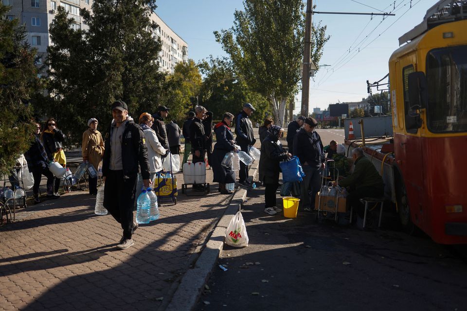 俄罗斯每天从乌克兰赫尔松地区撤离1万人。路透
