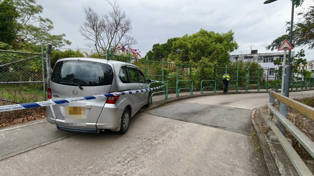 私家車失控撞欄翻側。黃文威攝 私家車失控撞欄翻側。黃文威攝