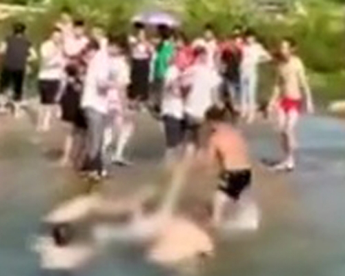 眾人合力救起遇溺的少女。（網圖）