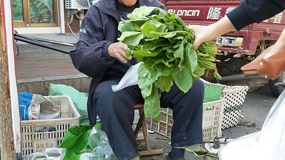 大叔賣農藥殘留超標蔬菜賺21元被罰11萬,網民狂轟有欠公平。