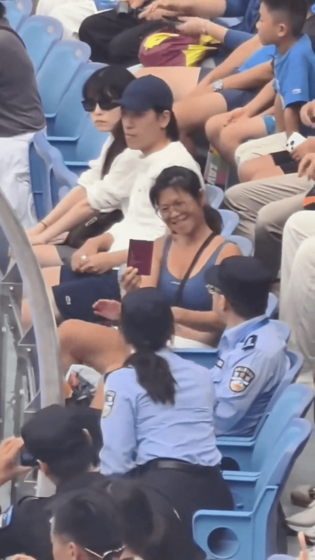 炫耀外籍護照。