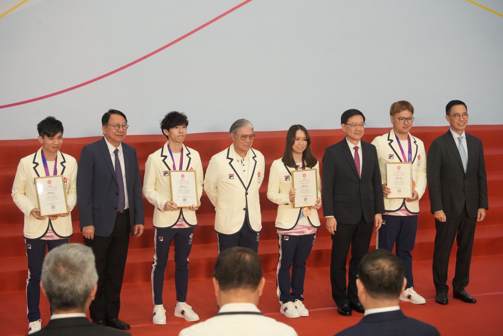 李家超向在亚运中获奖的运动员颁发表扬状。吴艳玲摄