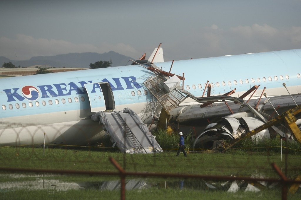 大韓航空KE631空中巴士A300客機降落菲律賓宿霧機場時衝出跑道。AP