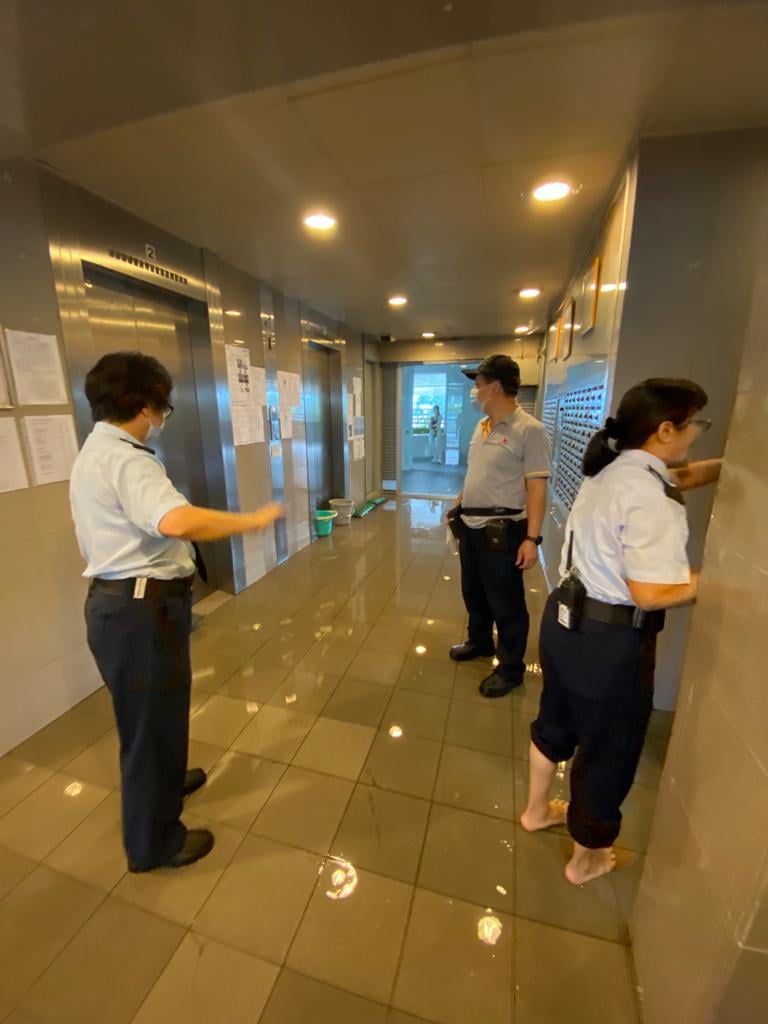 有保安員赤腳檢查漏水情況。網上片段截圖